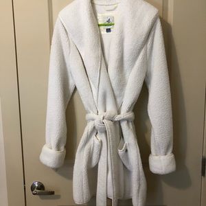 SALE DROP 🔥  Fuzzy White Robe with Hood